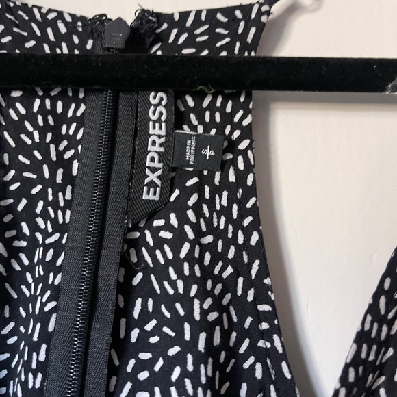 Express black and white print flirty sleeveless top size XS - Picture 2 of 5